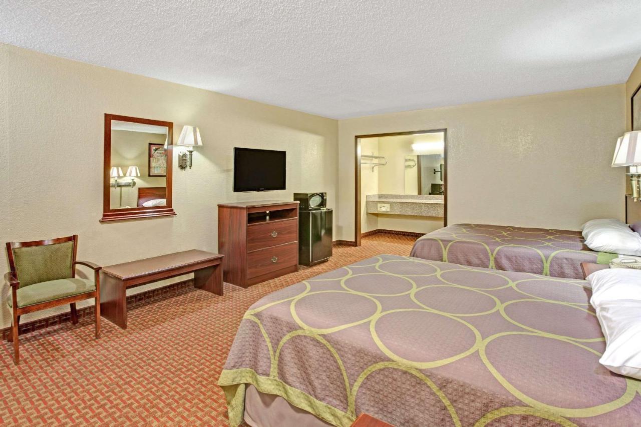 Super 8 By Wyndham Shawnee Hotel Exterior foto