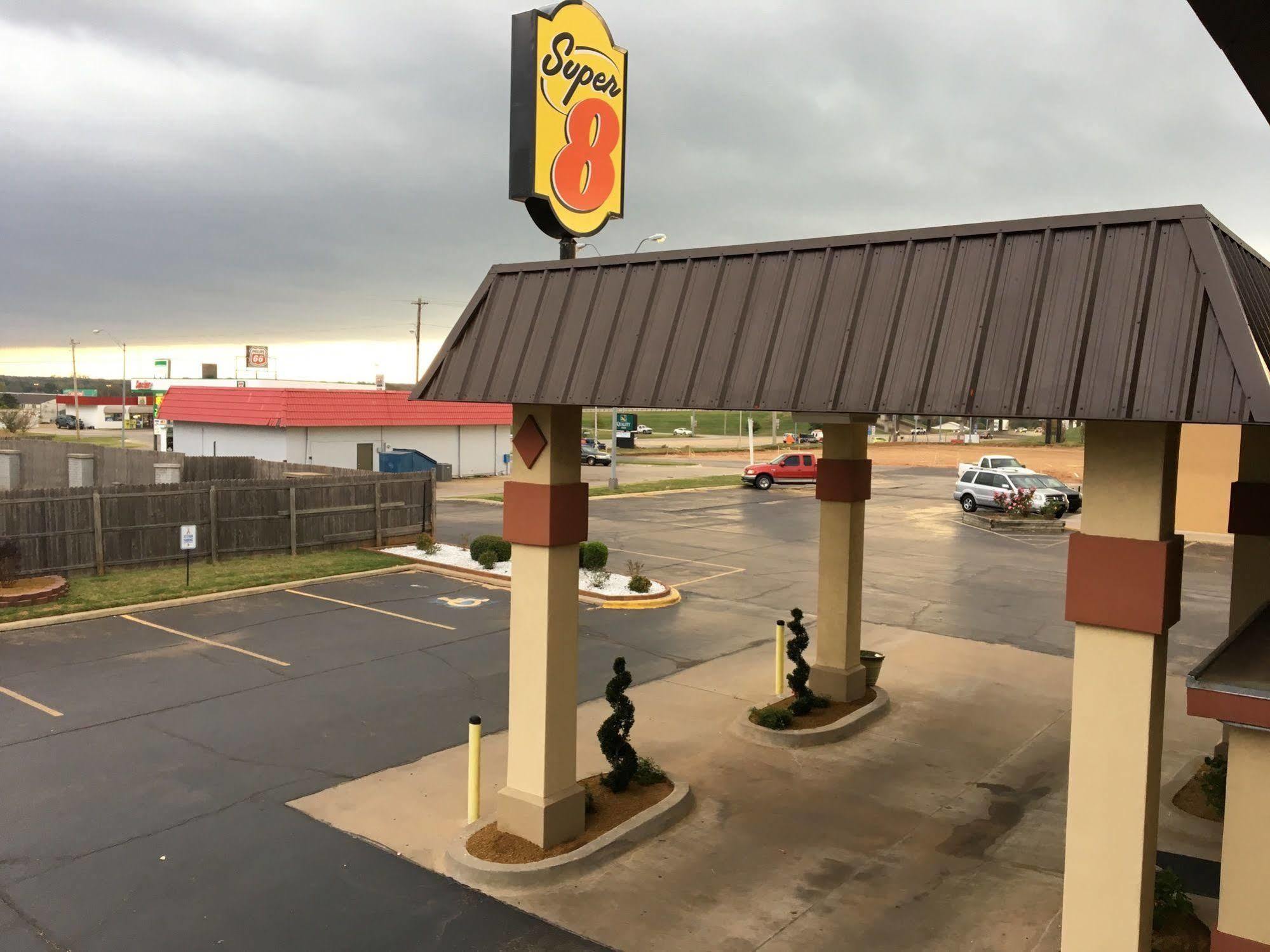 Super 8 By Wyndham Shawnee Hotel Exterior foto