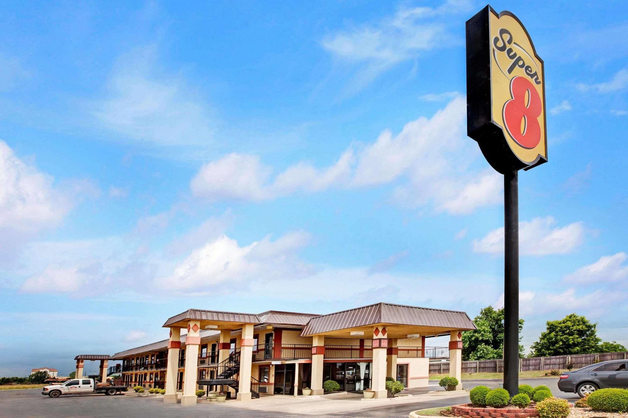 Super 8 By Wyndham Shawnee Hotel Exterior foto