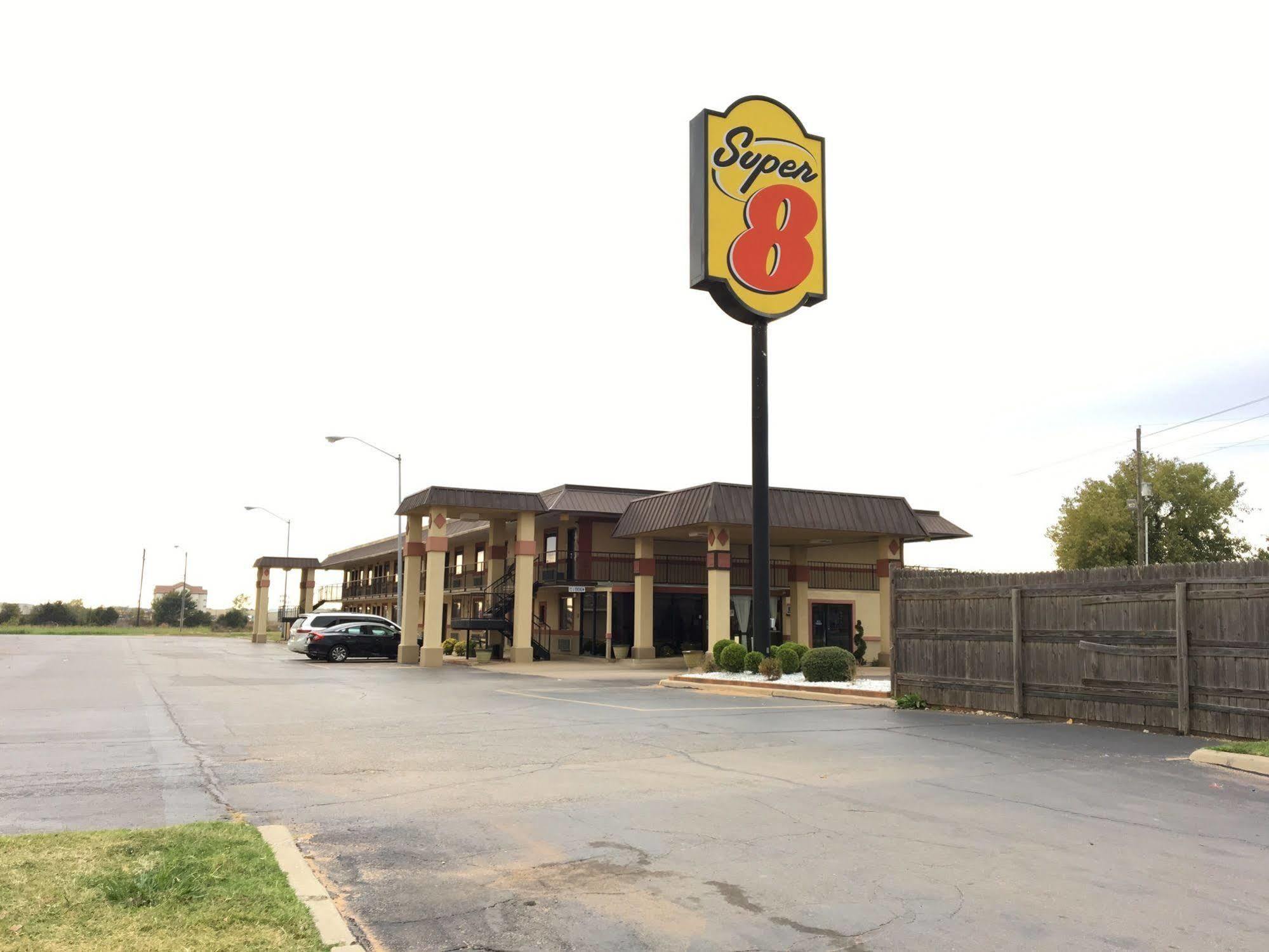 Super 8 By Wyndham Shawnee Hotel Exterior foto