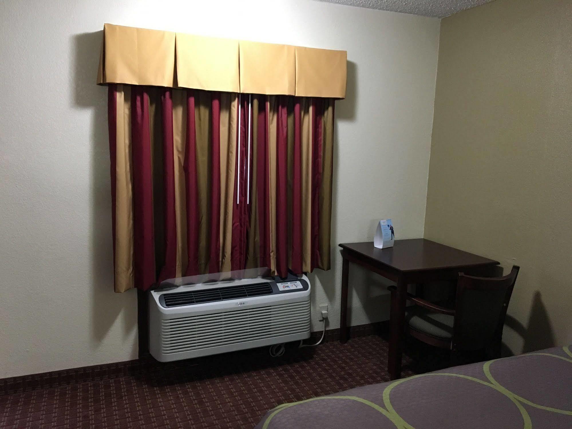 Super 8 By Wyndham Shawnee Hotel Exterior foto