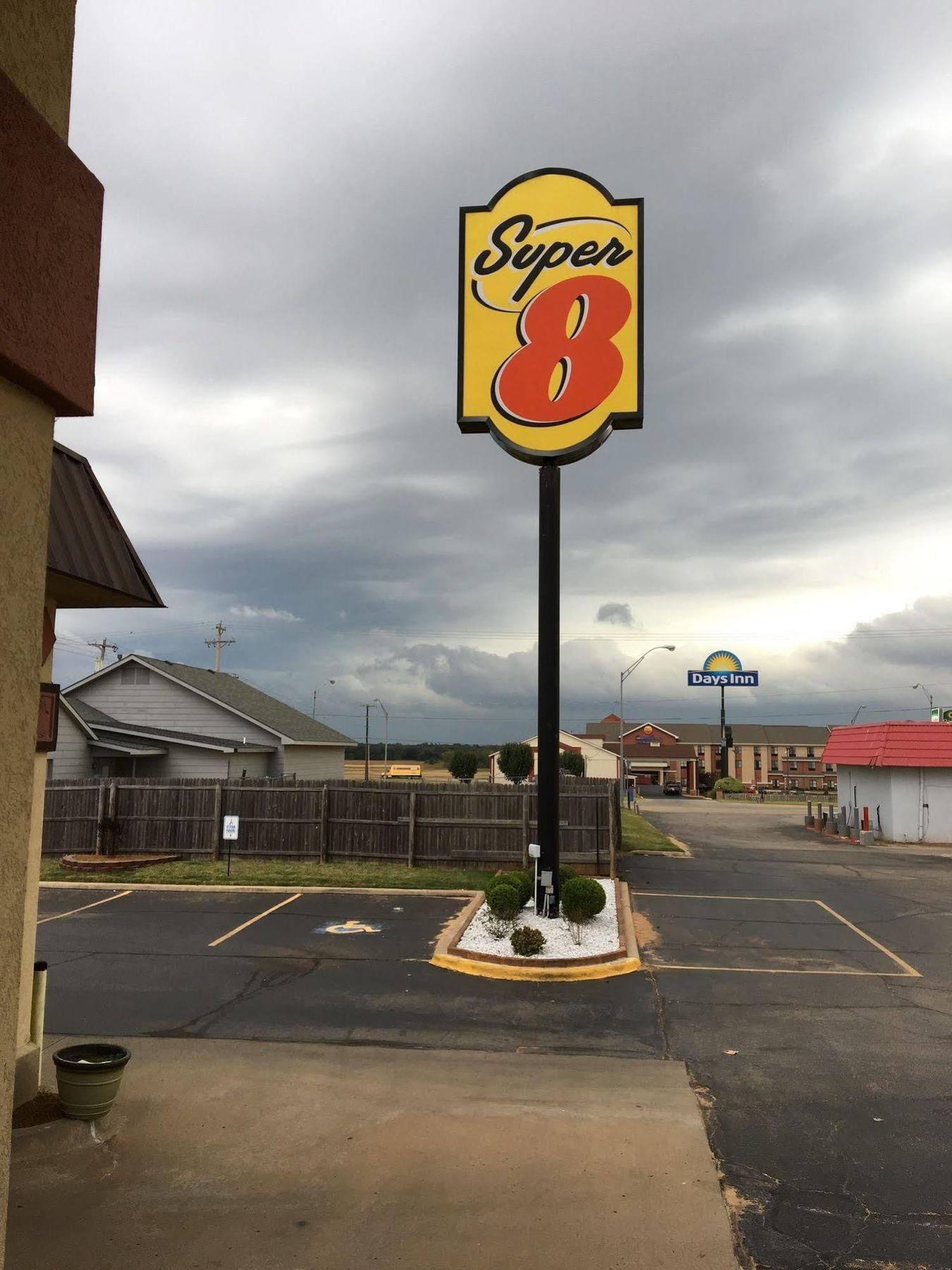 Super 8 By Wyndham Shawnee Hotel Exterior foto