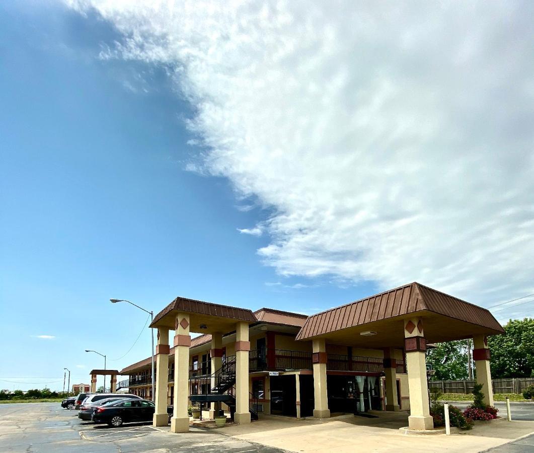 Super 8 By Wyndham Shawnee Hotel Exterior foto