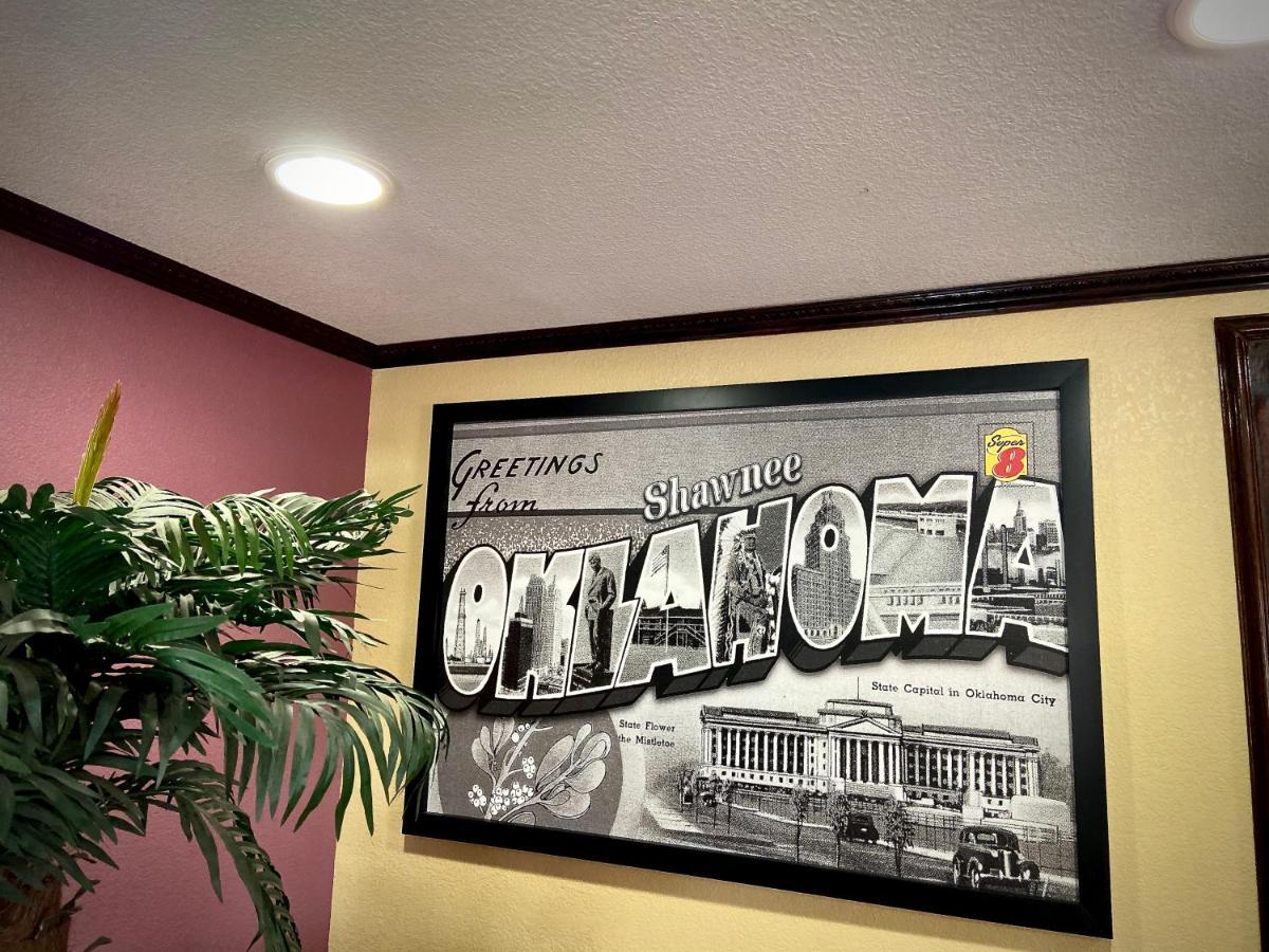 Super 8 By Wyndham Shawnee Hotel Exterior foto