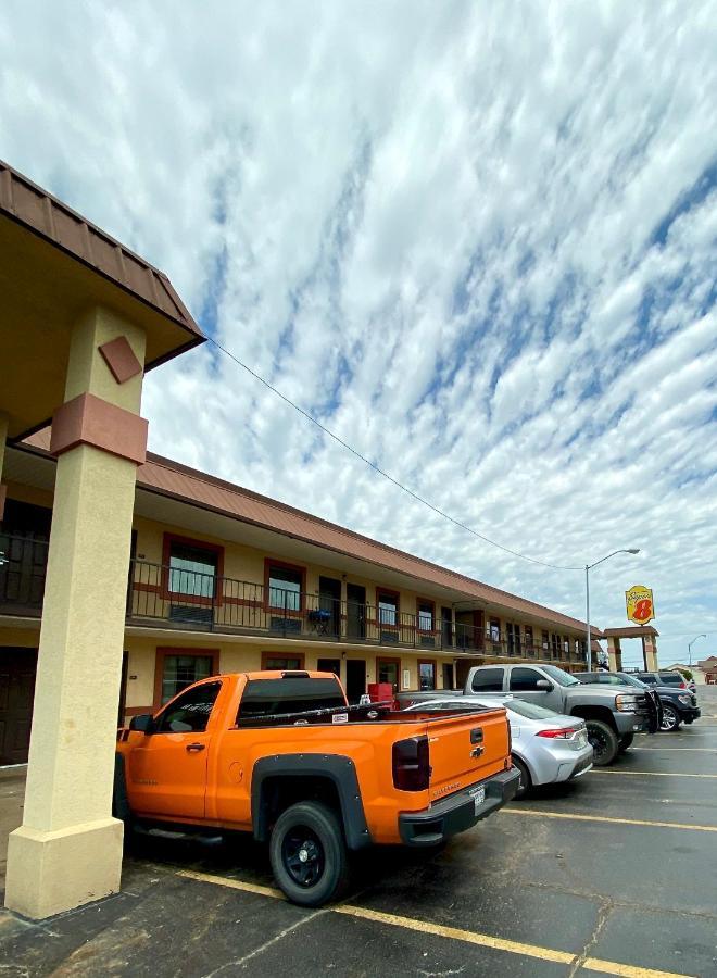 Super 8 By Wyndham Shawnee Hotel Exterior foto