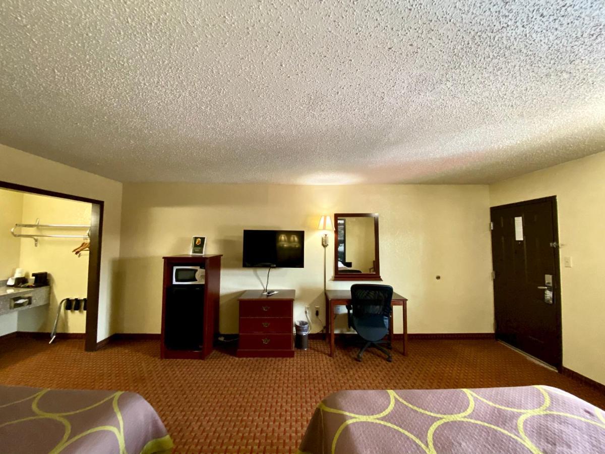 Super 8 By Wyndham Shawnee Hotel Exterior foto