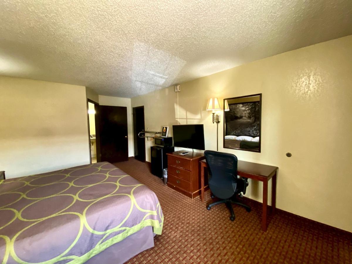 Super 8 By Wyndham Shawnee Hotel Exterior foto